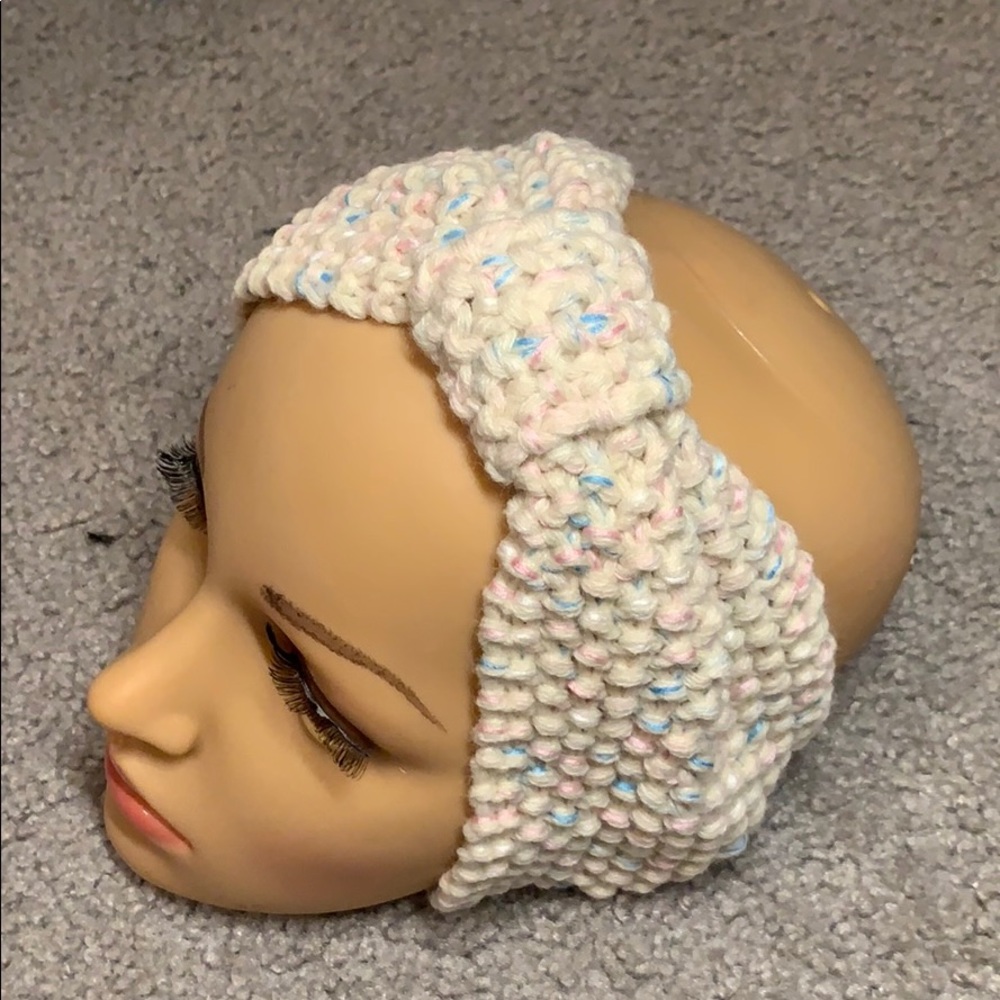 Knitted knot design headband